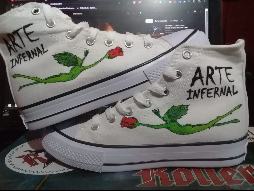 zapatilla de Arte Infernal pintada a mano